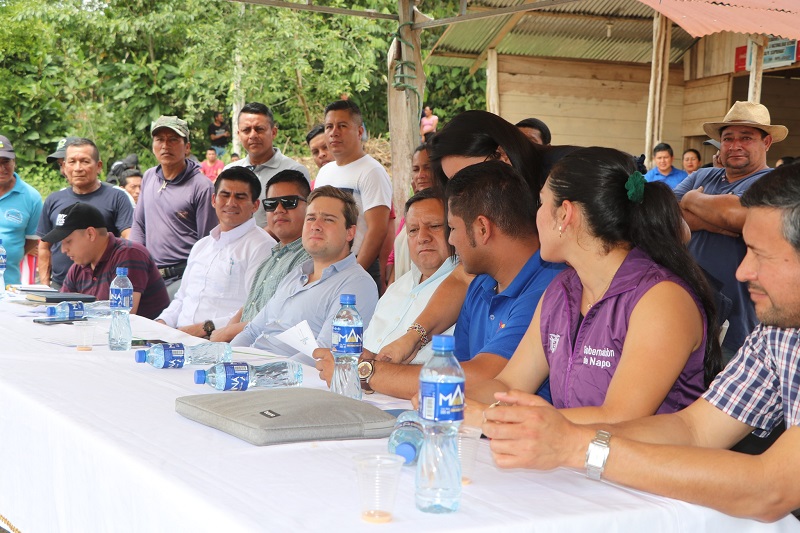 Diálogo entre autoridades y moradores de la parroquia Chonta Punta por la apertura de vía estatal